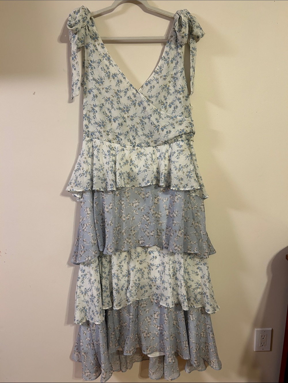 ARULA White and Blue Tiered Floral Print Dress-Size A (1X-16/18)